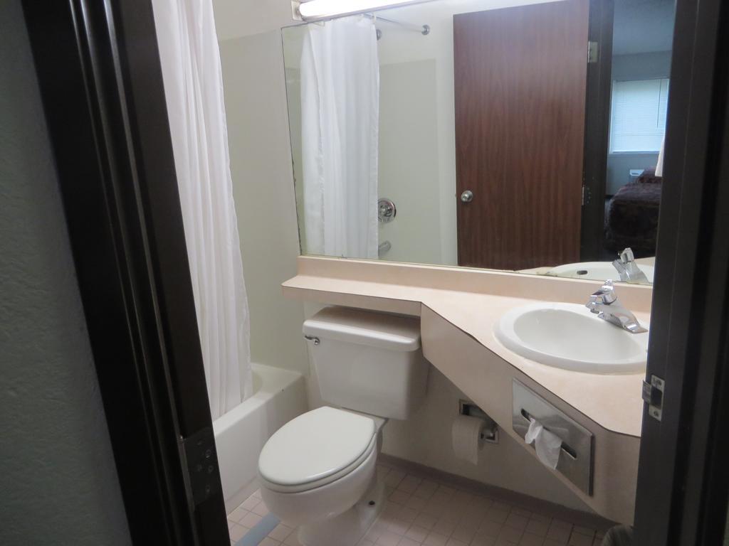 Travelers Hotel Рочестер Экстерьер фото
